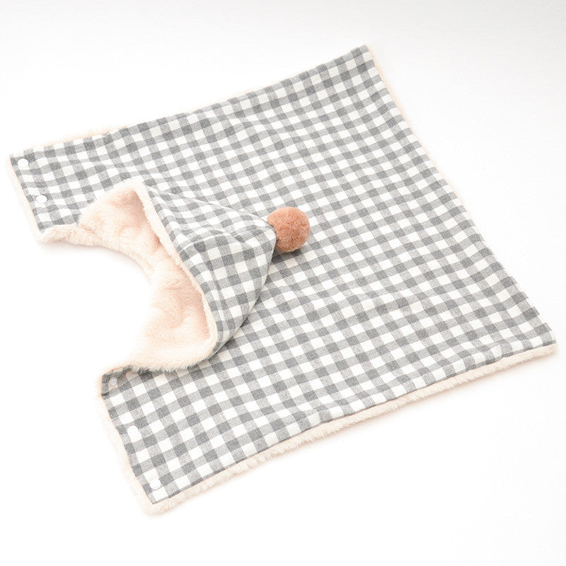 Mantita con capucha de cuadros vichy para perro pequeño (foto del fabricante)