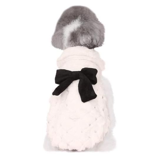 Abrigo de pelito blanco con lazo negro para perro pequeño (foto del fabricante)
