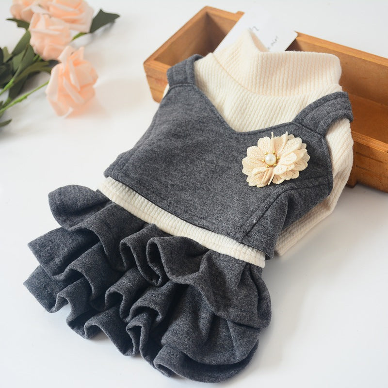 Vestido de paño con broche de flor para perro pequeño (foto del fabricante)